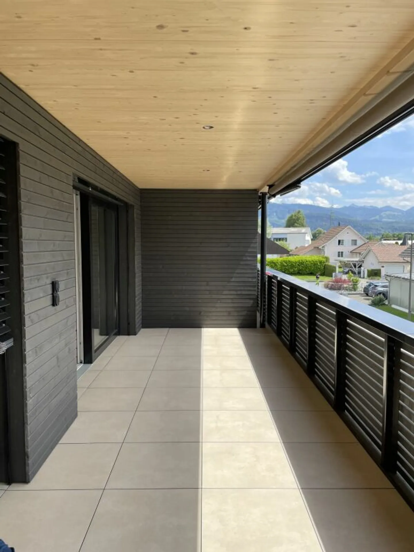 Modern 2.5-room apartment in new building with balcony and beautiful view - Photo 7 of 8