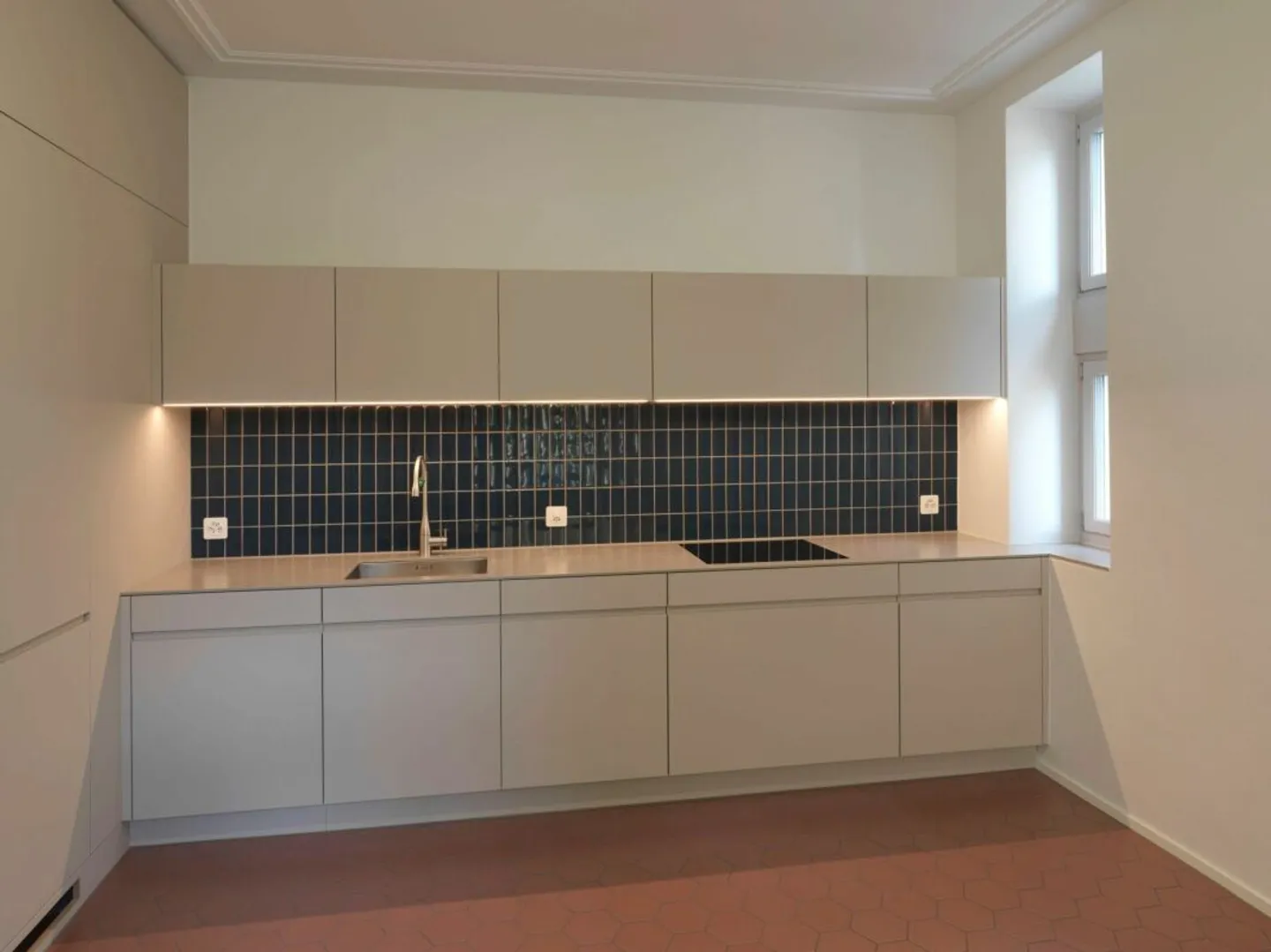 Esclusivo appartamento con giardino di 4 1/2 locali con comfort moderno in Rütimeyerplatz - Foto 2 di 9