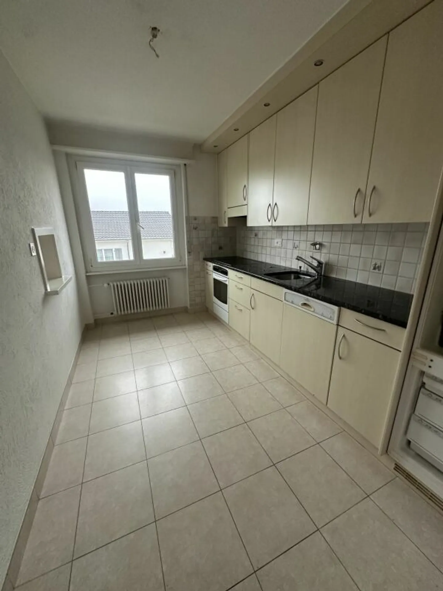 In affitto un bel appartamento di 4,5 locali con balcone, in un quartiere tranquillo - Foto 1 di 7