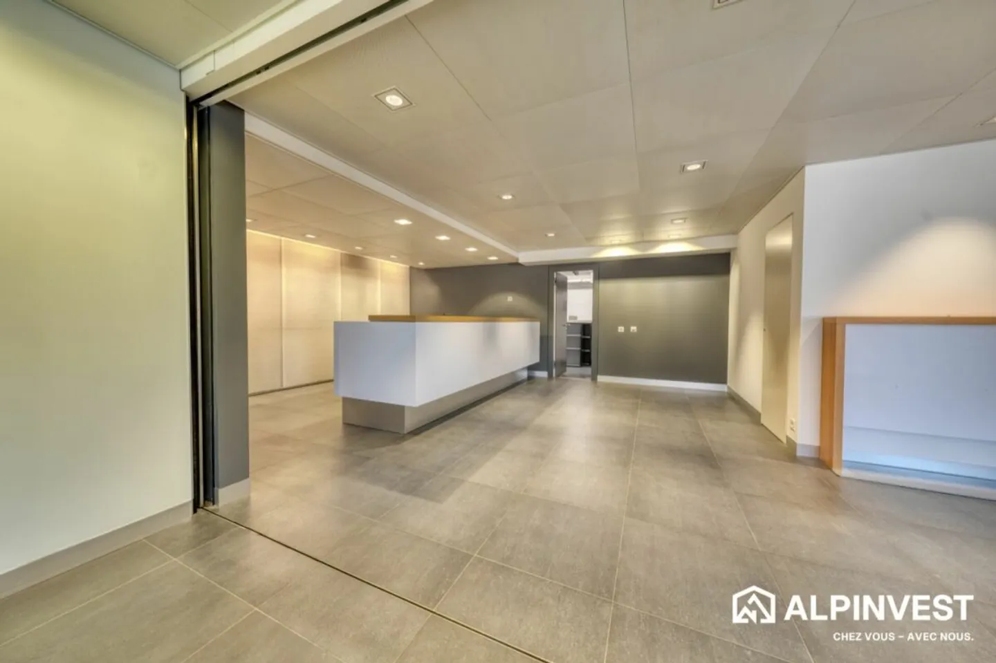 Immeuble Commercial avec Appartement - Photo 2 sur 13
