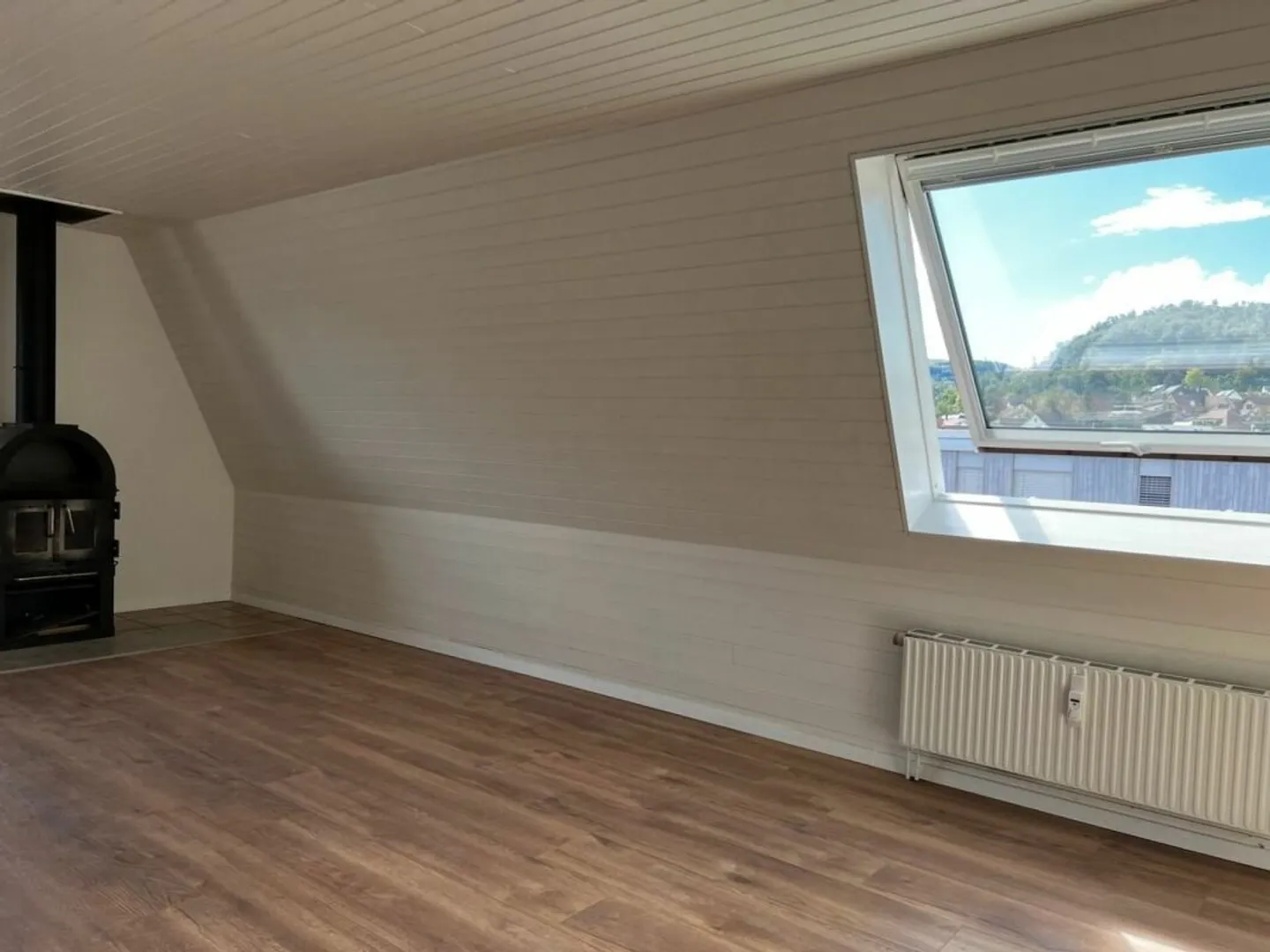 Appartement confortable de 3,5 pièces avec balcon et cheminée - Photo 3 sur 8