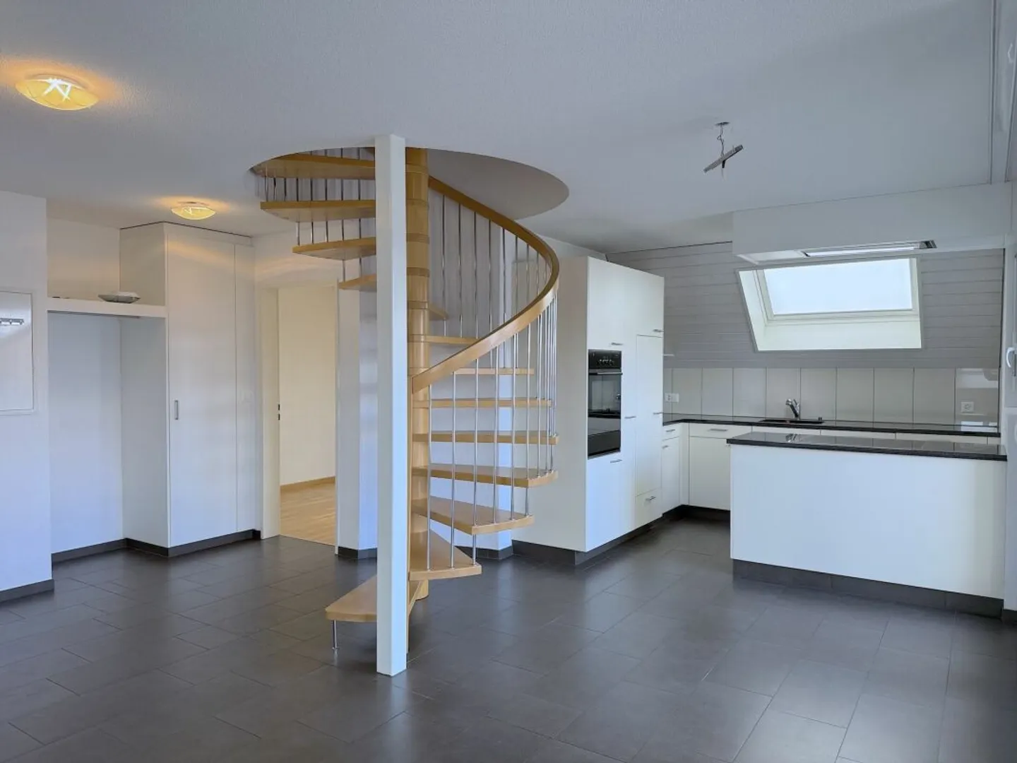 MAISONETTE APARTMENT - CENTRAL AND CLOSE TO THE TRAIN STATION - Photo 3 of 13