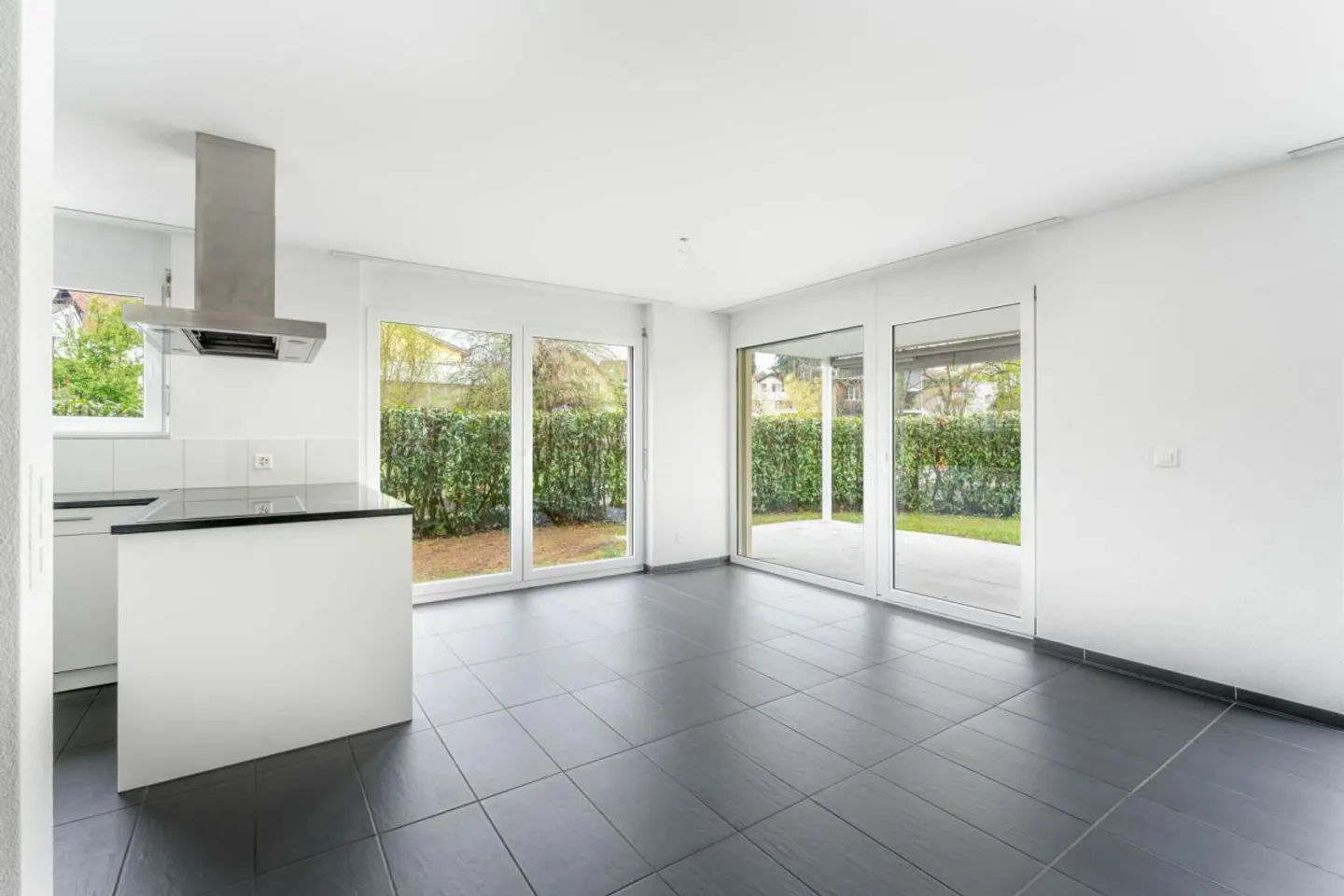 Well-maintained 3.5 room apartment in a quiet location on the upper floor - Photo 3 of 13
