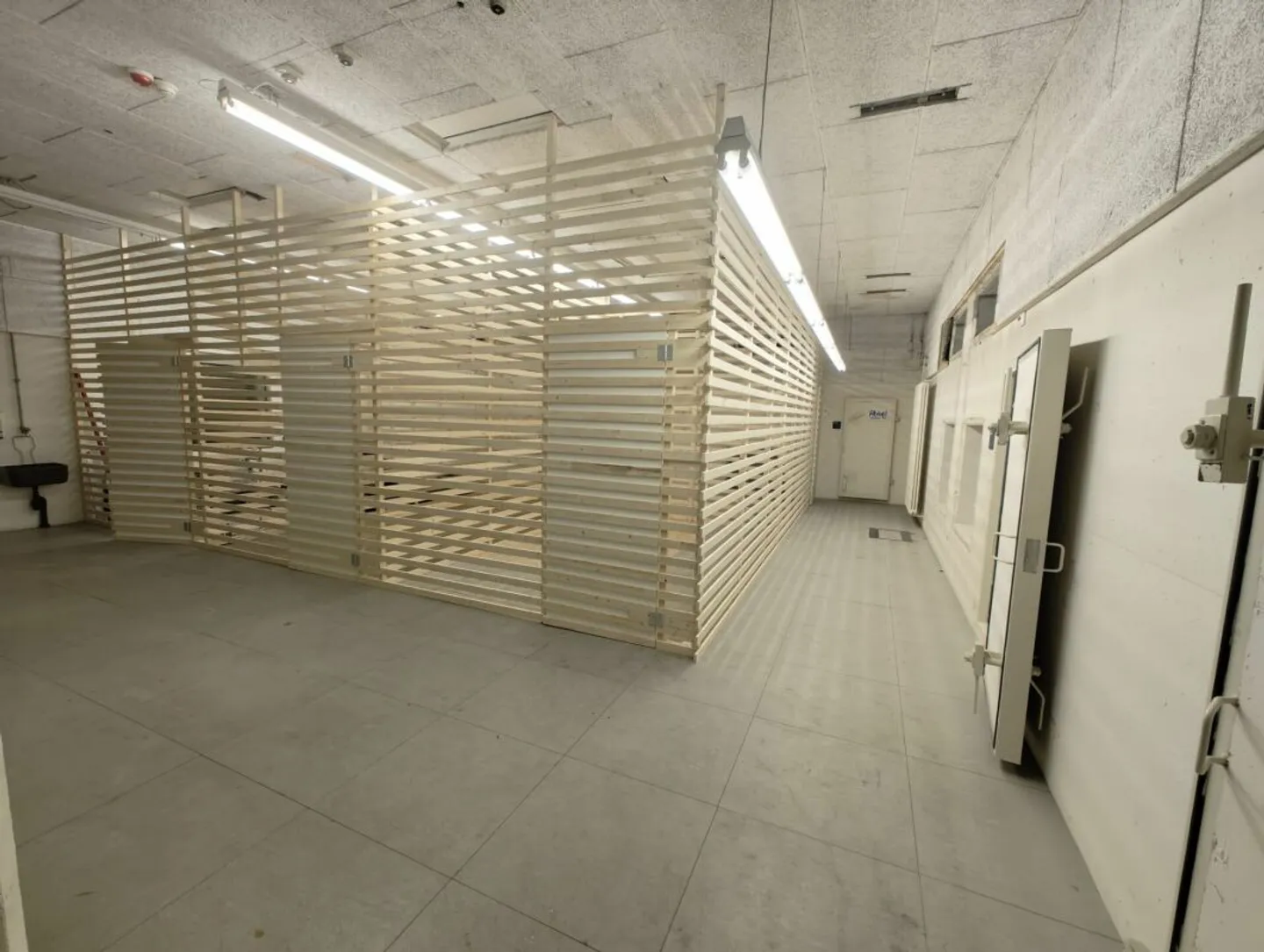 Salles de stockage de différentes tailles (3m², 15m², 31m²) - Photo 2 sur 11