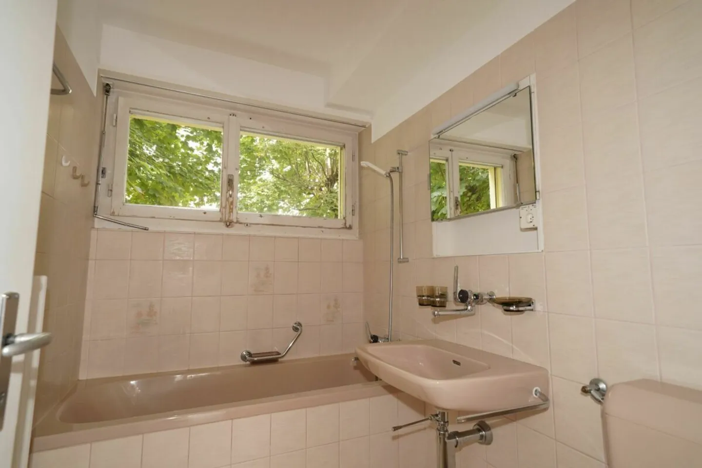 Quiet 4-Room Apartment with Balcony - Photo 6 of 9