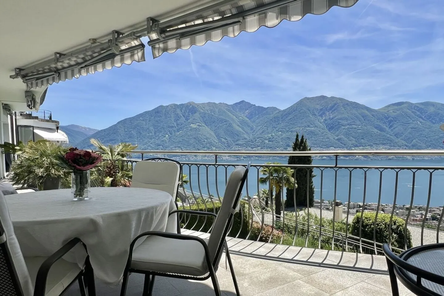 POSIZIONE TOP con vista lago a 180° - Appartamento esclusivo con area ospiti separata e piscina comune - Foto 6 di 13