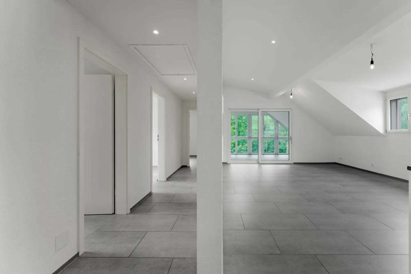 Ready-to-move-in 4.5-room penthouse apartment with ground-level access - Photo 4 of 6