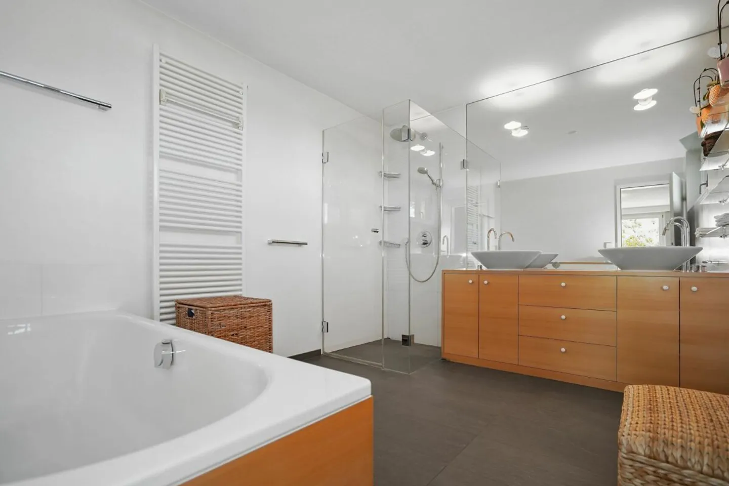 Maison individuelle au design exclusif avec piscine à Oberwil - Photo 7 sur 13