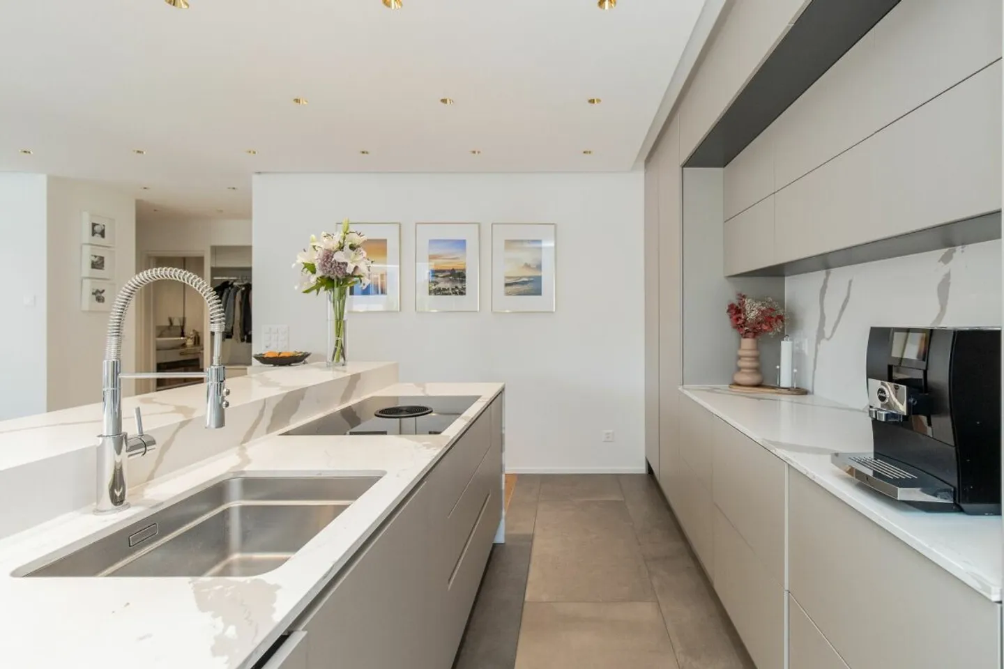 Design trifft Wohnkomfort - 5.5-Zimmer-Einfamilienhaus mit hochwertigem Ausbau und Aussenpool - Foto 10 von 13