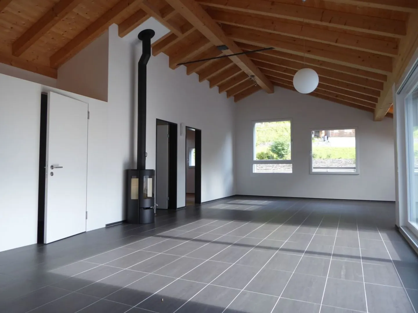 moderne 4 1/2-Zimmer-Dachwohnung mit Holzofen und Balkon - Foto 3 di 11