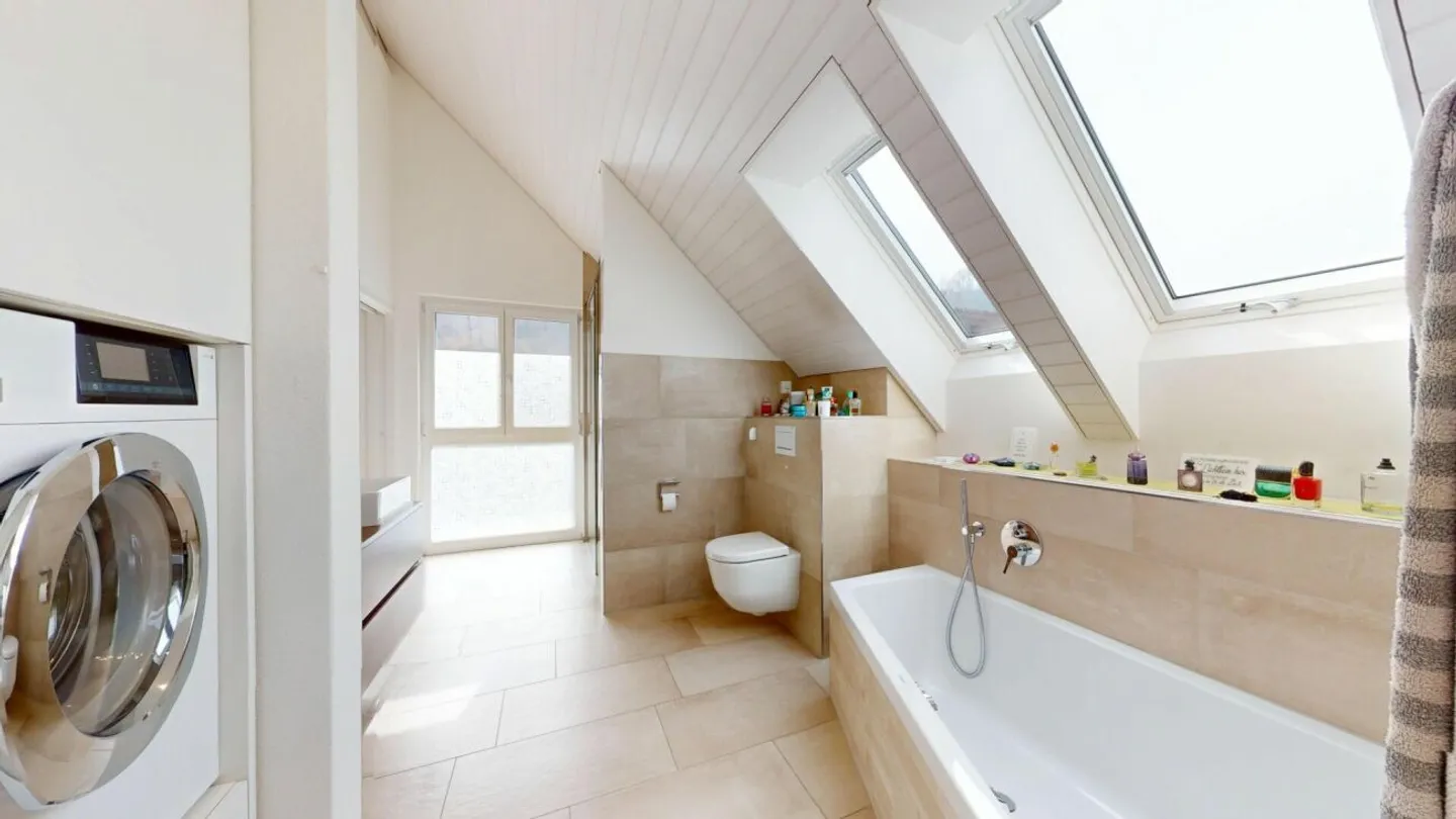 Appartamento duplex di 5.5 locali come nuovo con camino e garage doppio - Foto 8 di 13