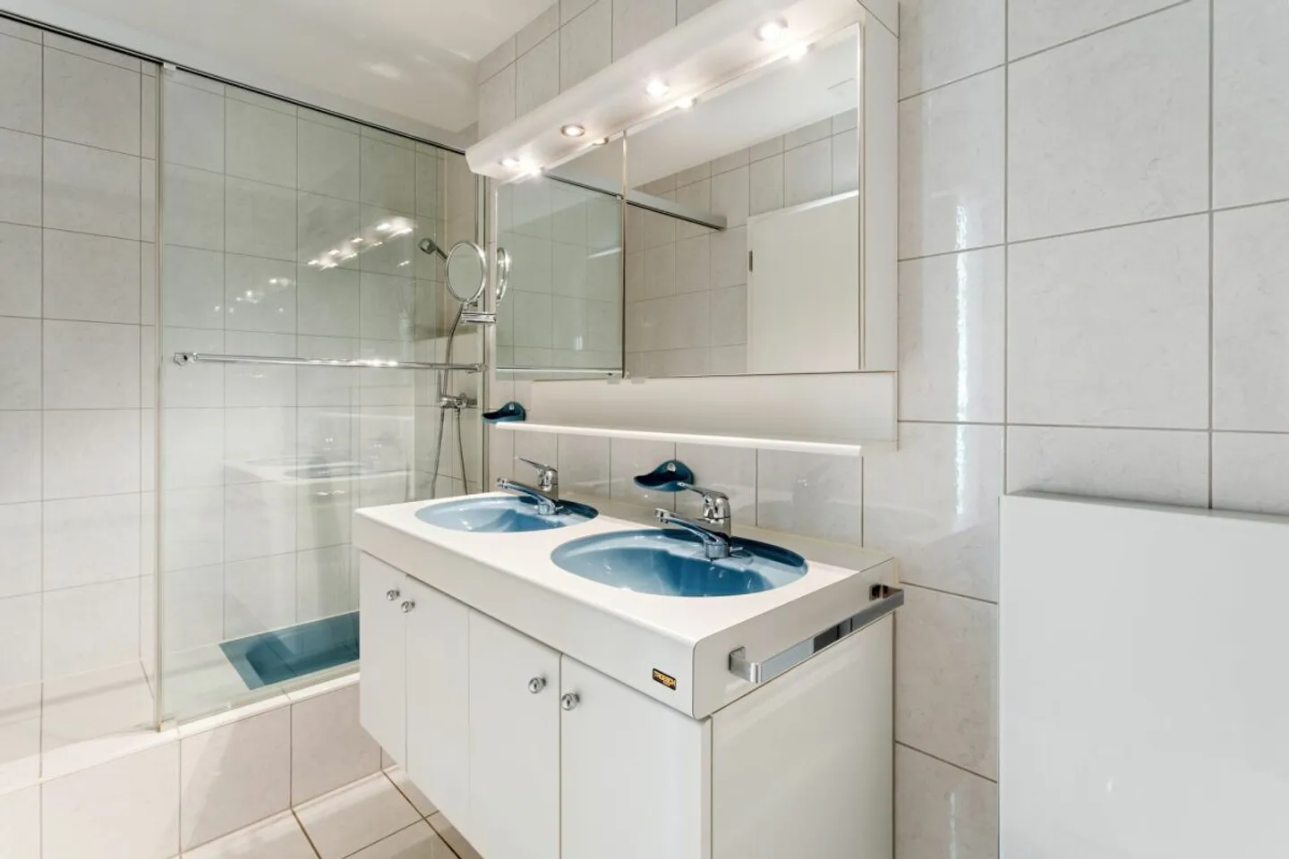 Living in a Desirable Location in Zurich - Photo 6 of 13