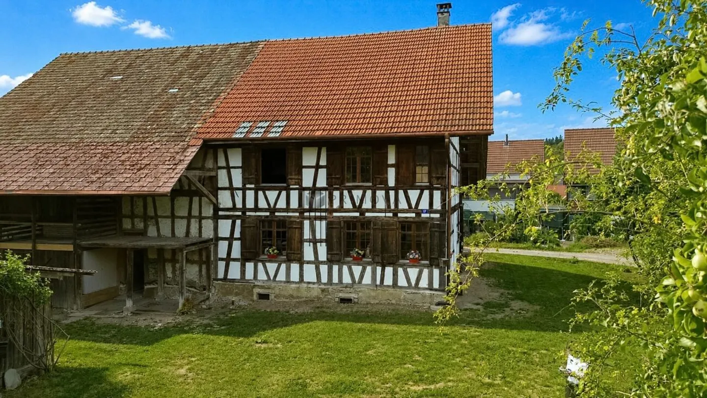 Historisches Fachwerkhaus auf 1'706 m² Grundstück mit Entwicklungspotenzial - Foto 3 di 9