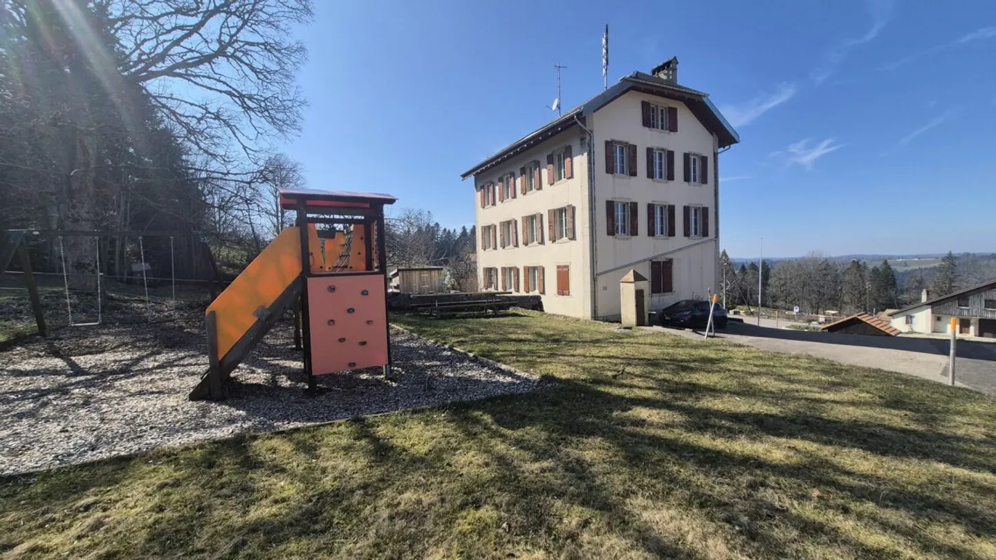 Charm of the old and absolute calm: 5.5-room apartment in Planchettes - Photo 11 of 12