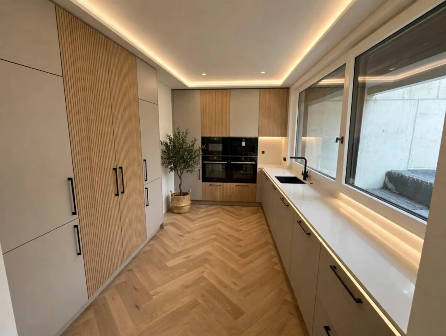 Appartamento al piano terra unico con vista alpina a Brig e grande terrazza solare - Foto 4 di 13