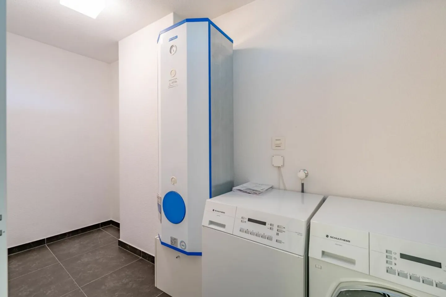 Appartement exclusif de 4.5 pièces avec cheminée, balcon de 37 m² et vue dégagée - Photo 13 sur 13