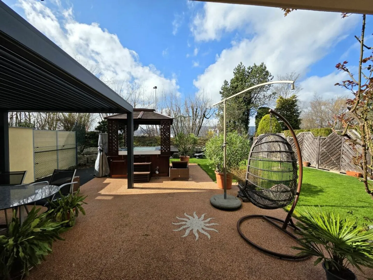 Sun, Garden &amp; Hot Tub - A Home to Fall in Love With! - Photo 3 of 13