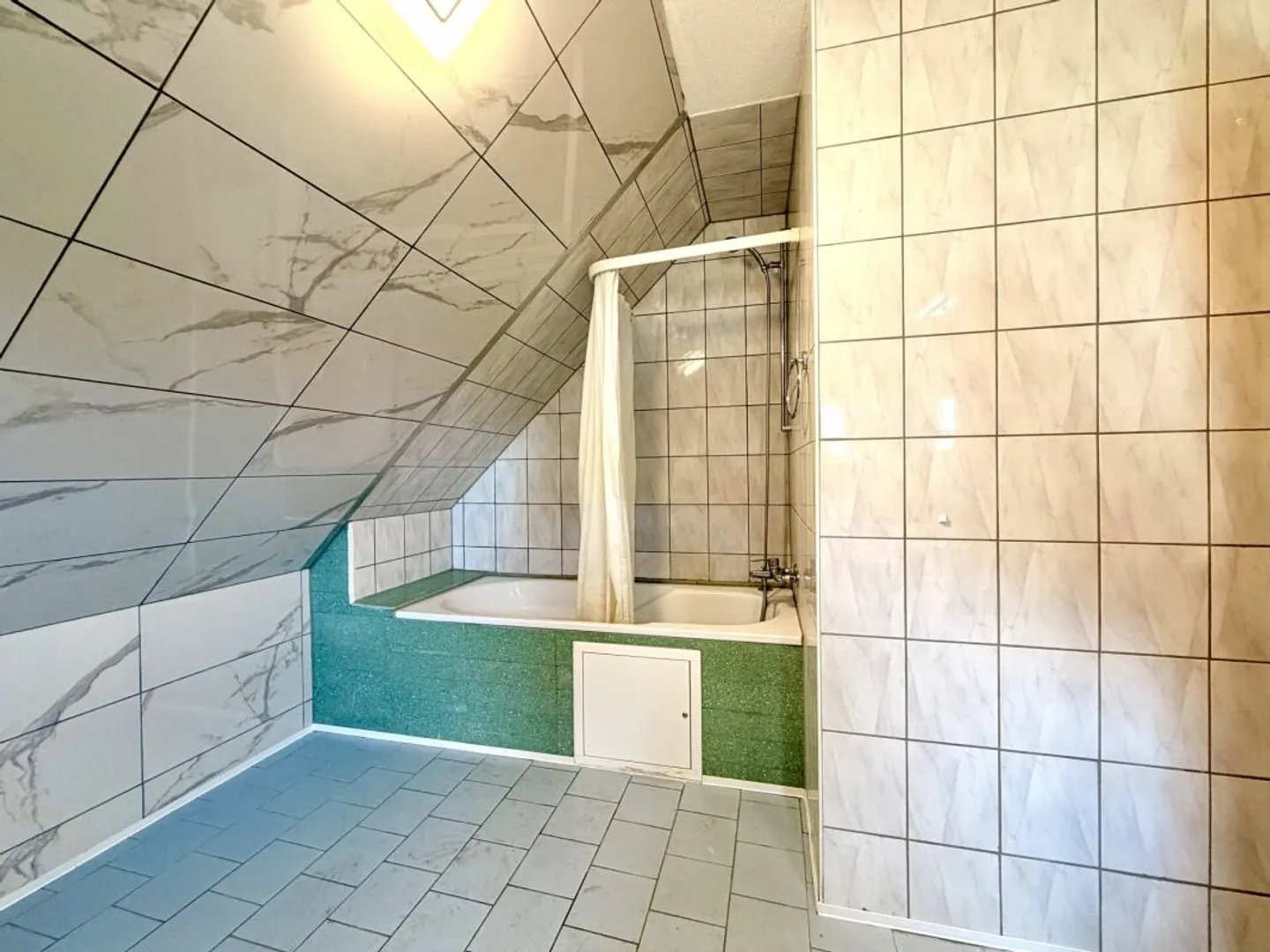 Yield property with 20 rooms and historical charm in Bünzen! - Photo 10 of 13