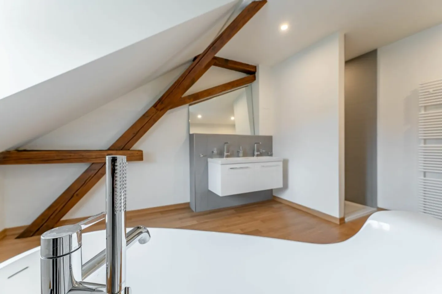 Spacious Maisonette Apartment - Photo 5 of 7