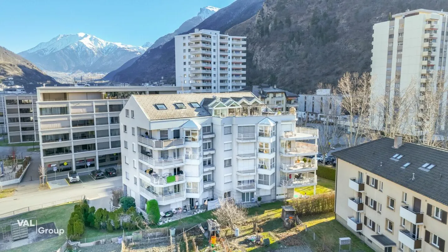 Exclusive 4.5-room penthouse apartment with lift directly into the apartment and large panoramic terrace in Visp - Photo 2 of 13