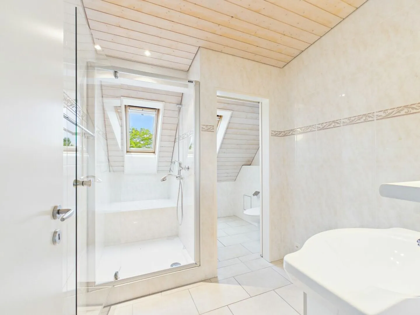 Ampio attico in posizione tranquilla con grande balcone - Foto 10 di 13