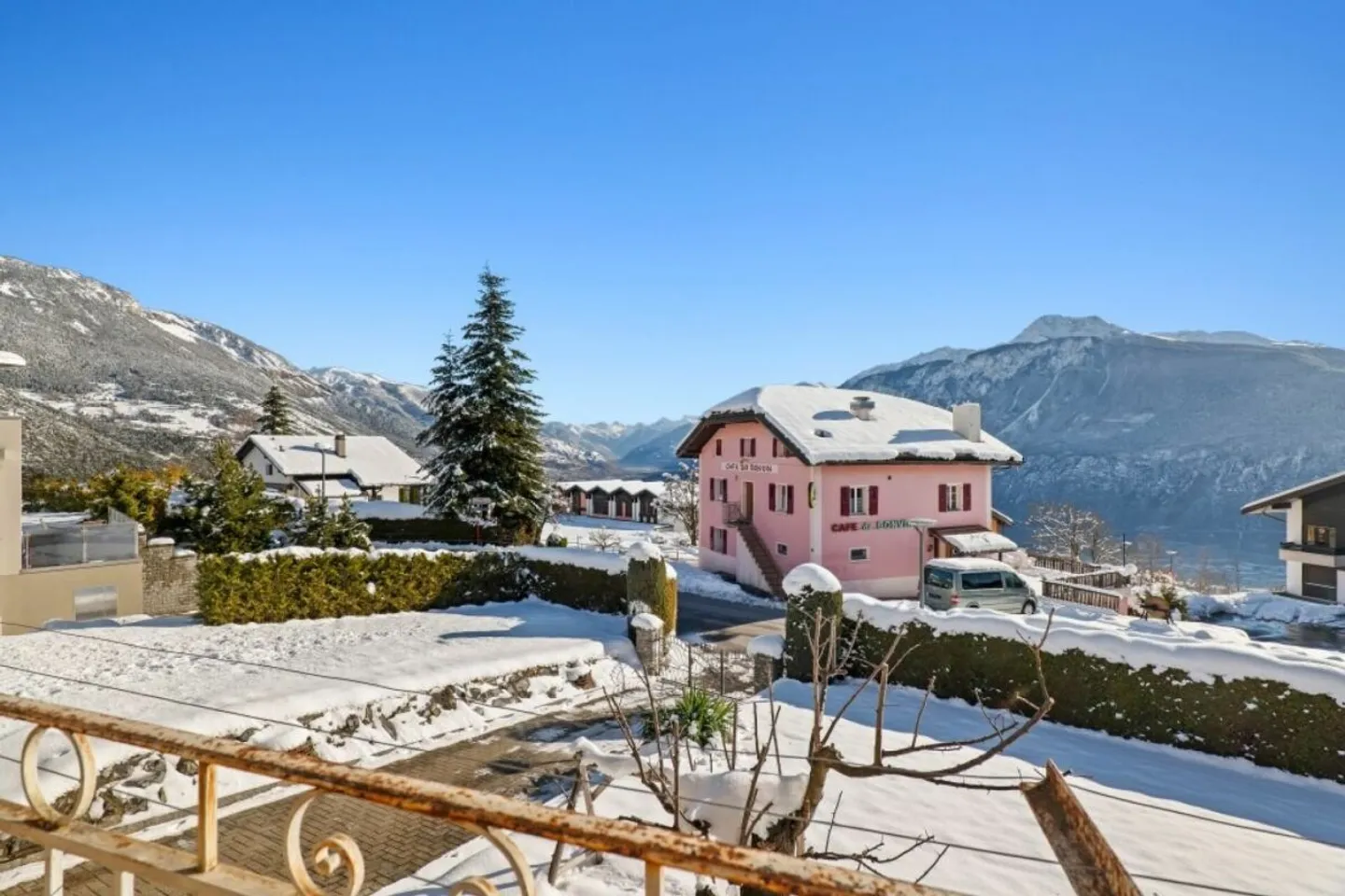 Two-family house in the Crans-Montana ski area - Photo 11 of 13