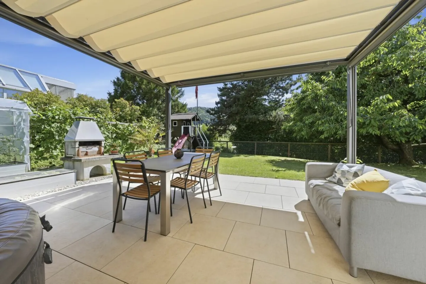 Casa familiare indipendente con fascino, privacy e paradiso del giardino soleggiato - Foto 5 di 13