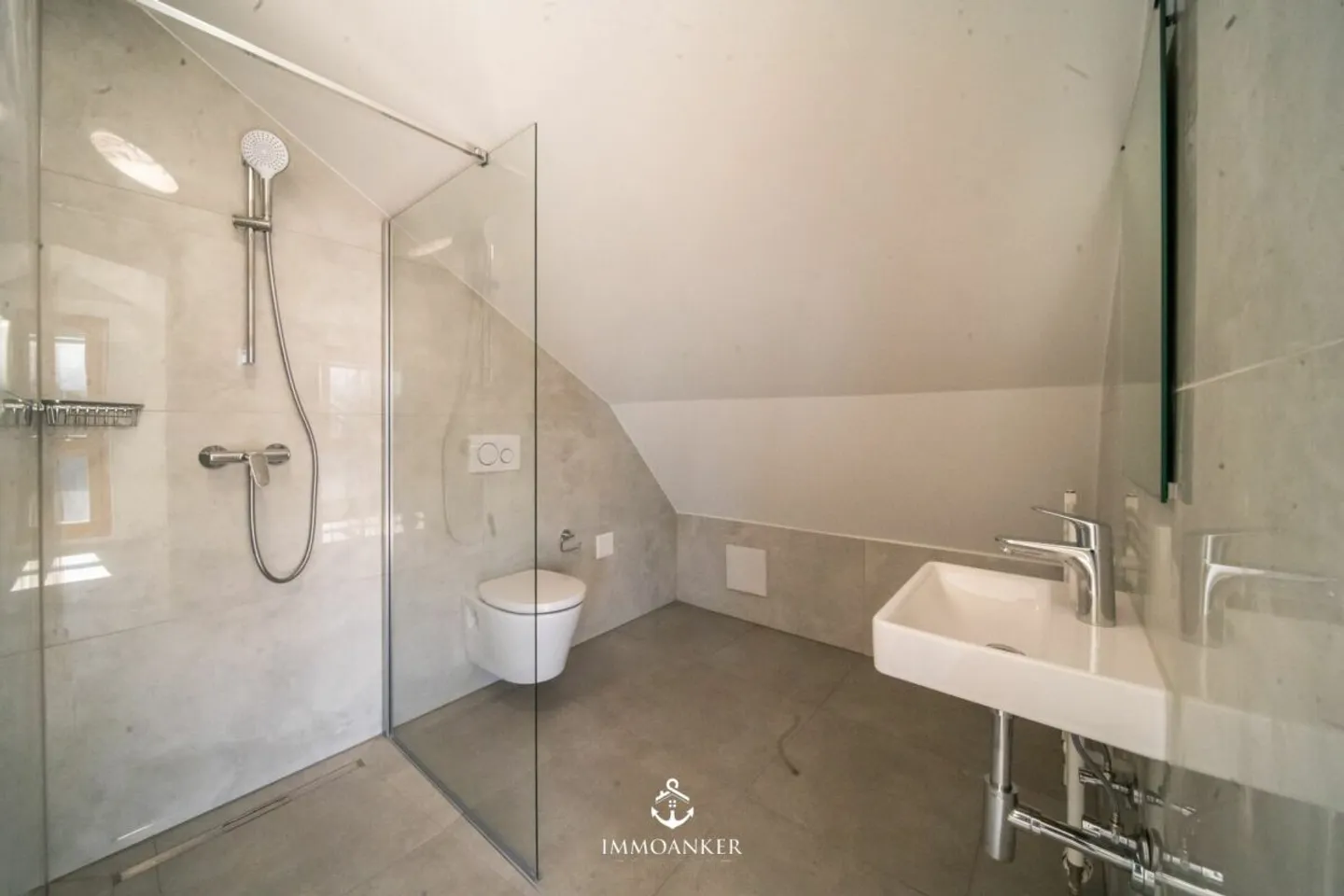 Maison individuelle de 6,5 pièces fraîchement rénovée avec pente sud et vue dégagée à Füllinsdorf - Photo 9 sur 13