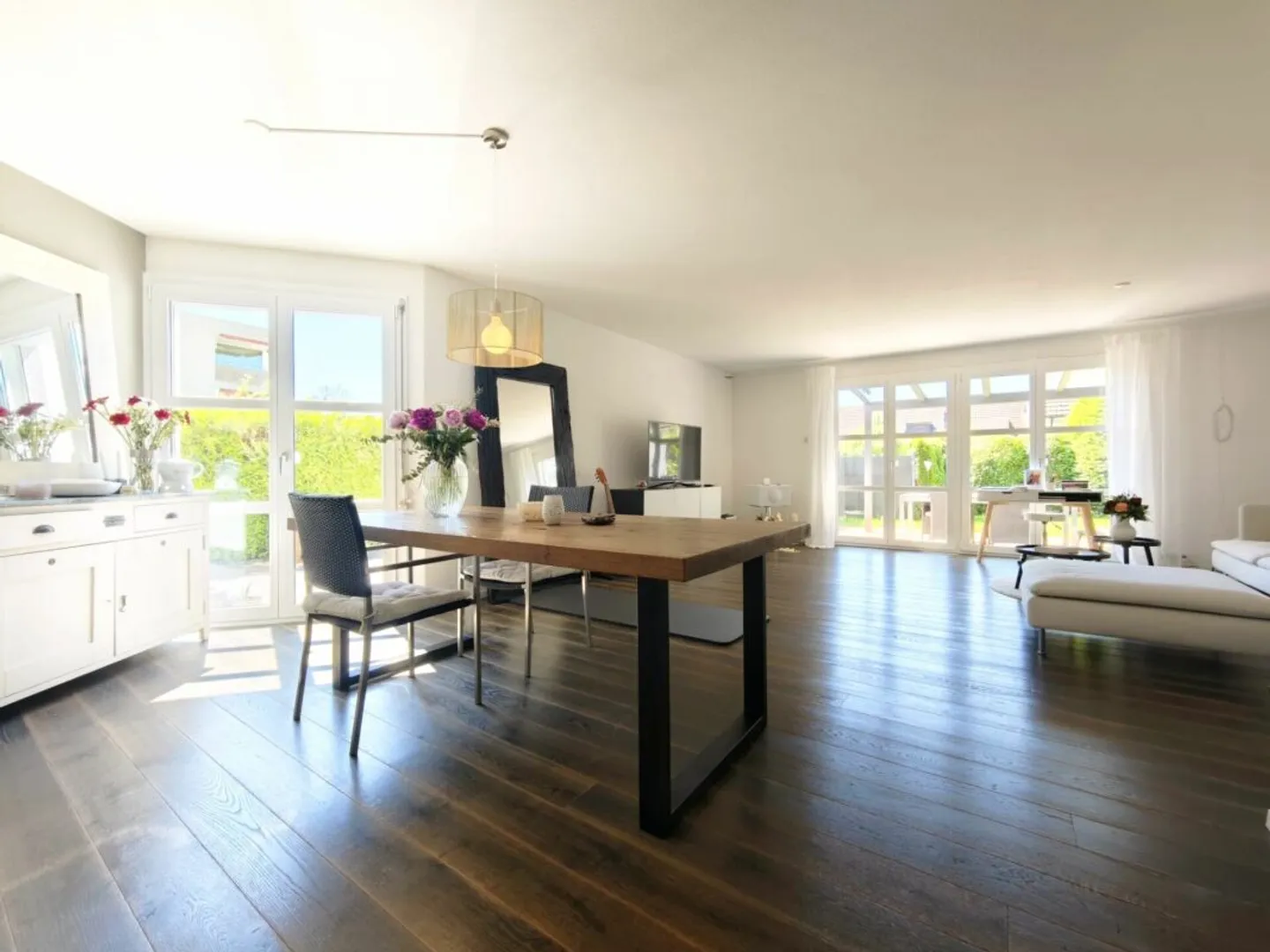 Single-family house with a separate apartment, conservatory, and garage in Oberglatt - Photo 9 of 13