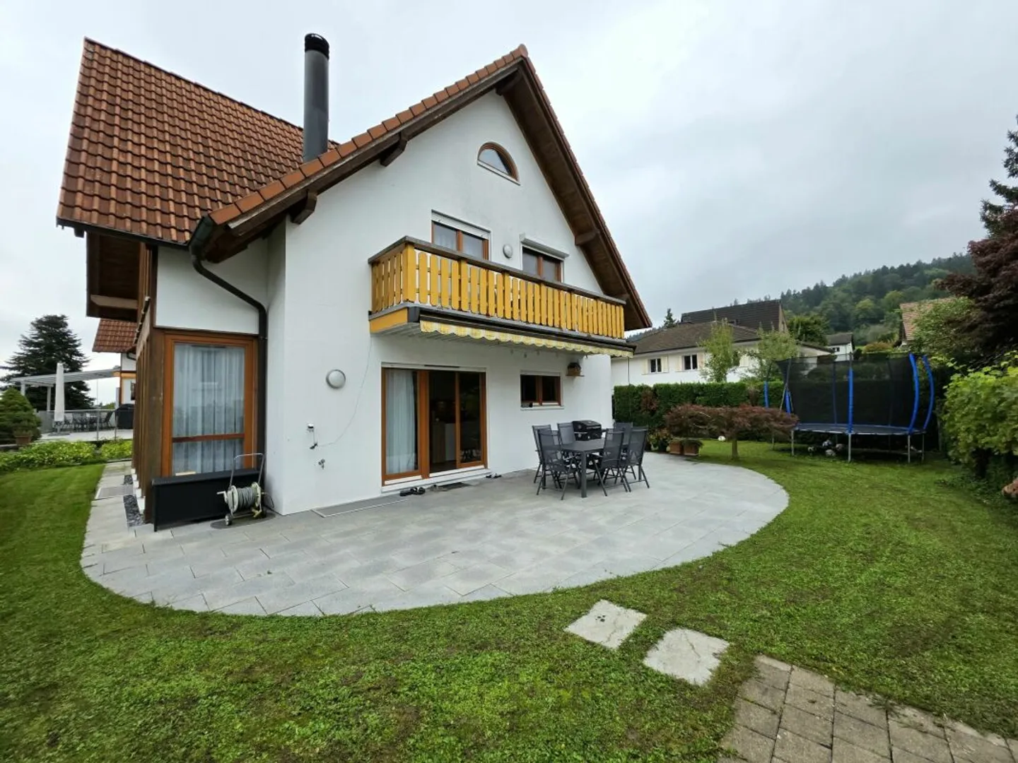 Riservato, spazio per tutta la famiglia! Incantevole casa con giardino a Dällikon - Foto 4 di 13