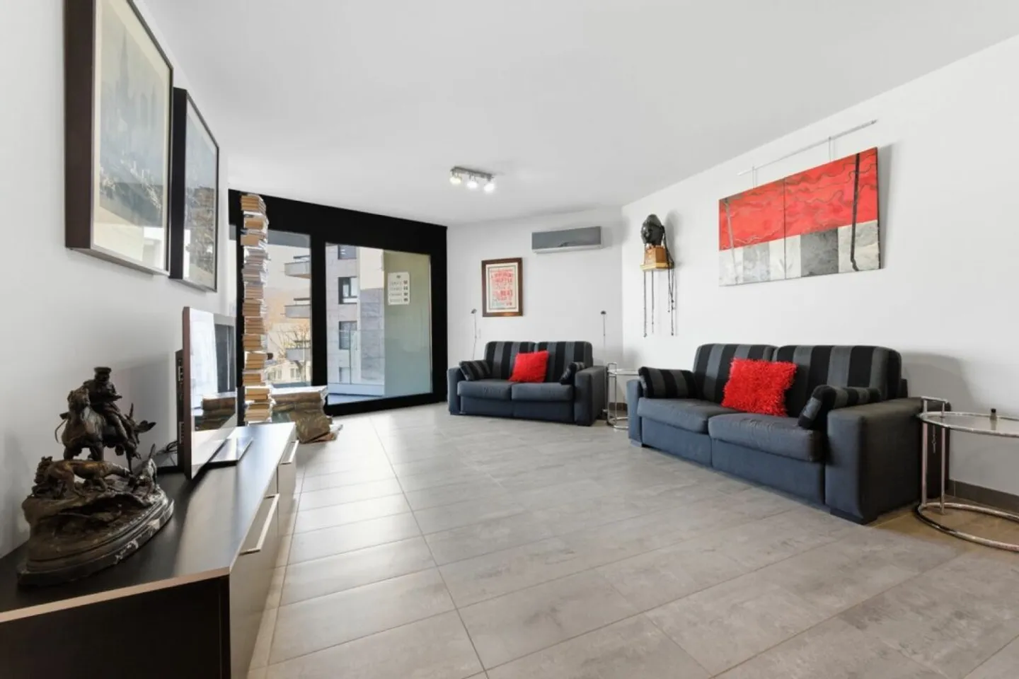 Geräumige Zwei-Zimmer-Wohnung mit großer Terrasse mit Blick auf den See - Foto 3 von 5