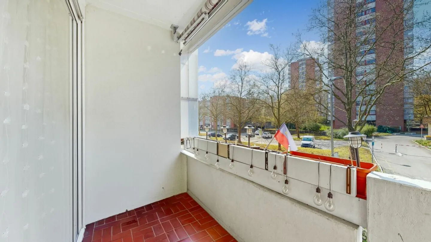 Appartement bien entretenu avec balcon, cave, grenier et place de parking - Photo 7 sur 13