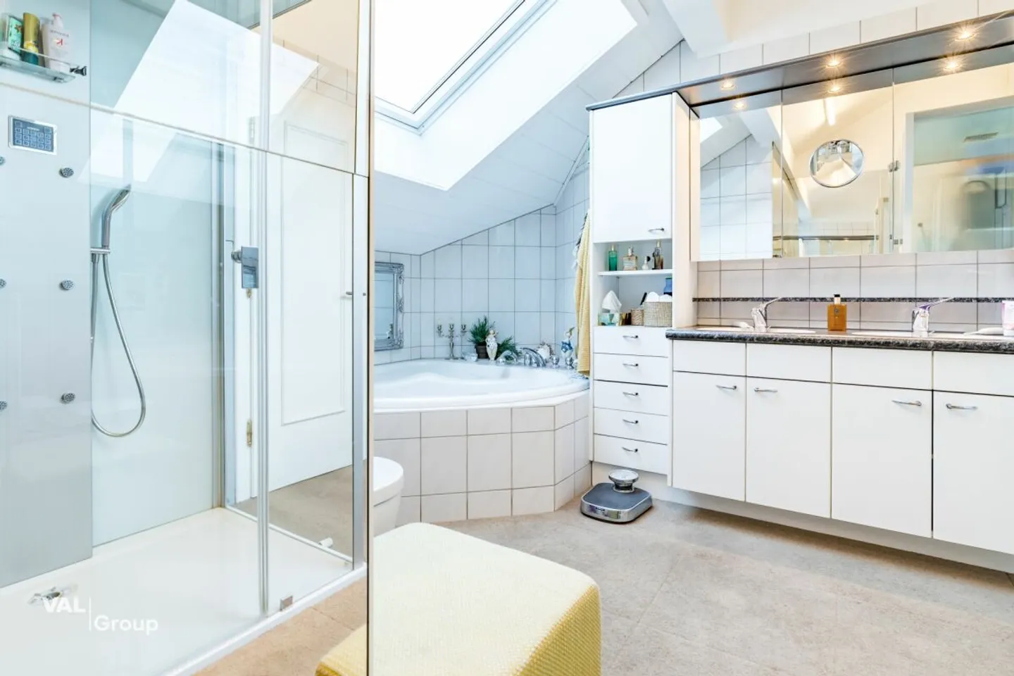 Exclusive 4.5-room penthouse apartment with lift directly into the apartment and large panoramic terrace in Visp - Photo 13 of 13