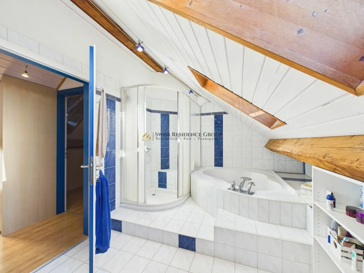 Appartamento mansardato luminoso con charme e 165 m² di sensazione abitativa - Foto 6 di 9