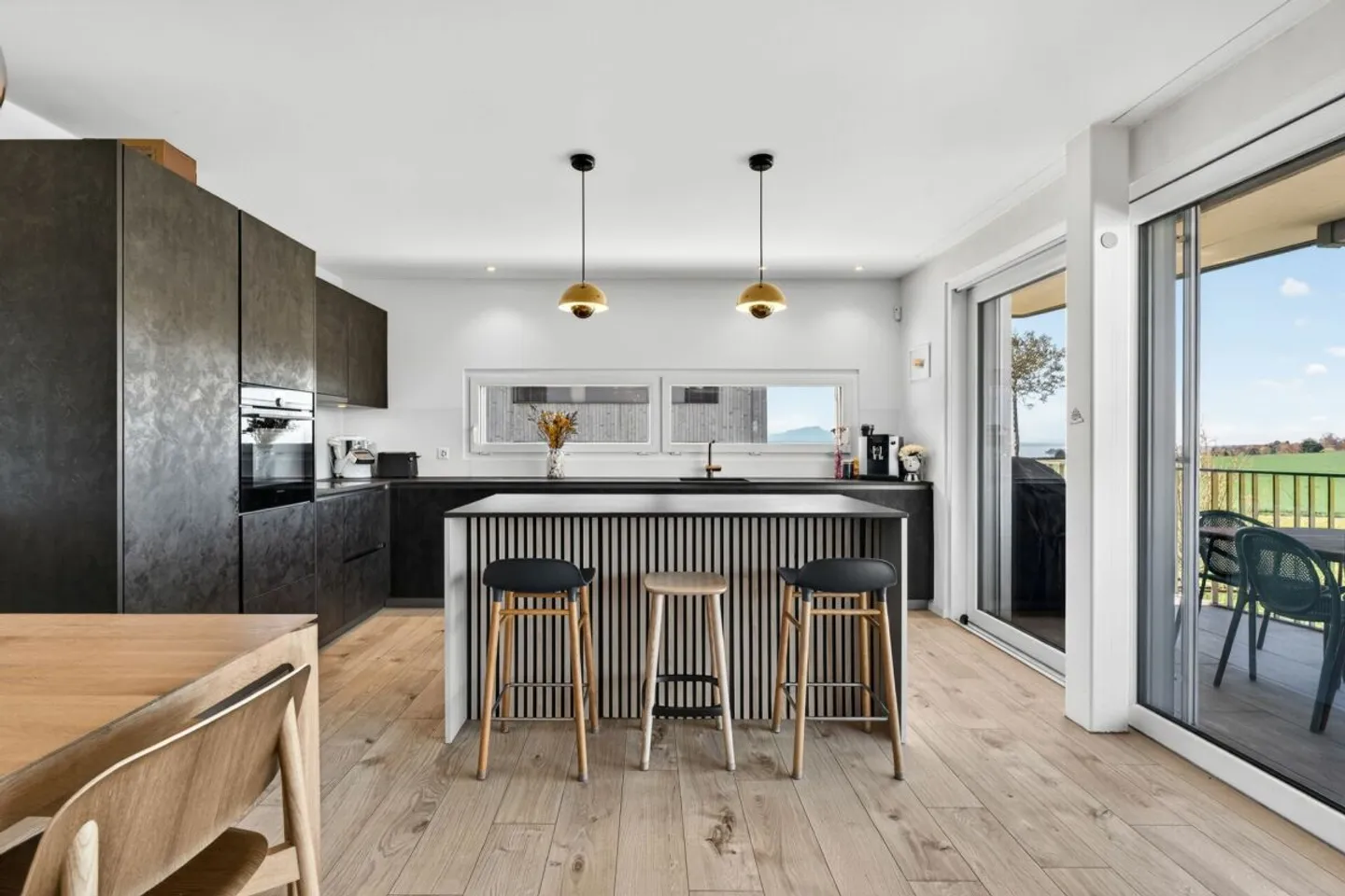 Modernes 4,5-Zimmer-Apartment mit Balkon und Seeblick - Foto 3 von 13