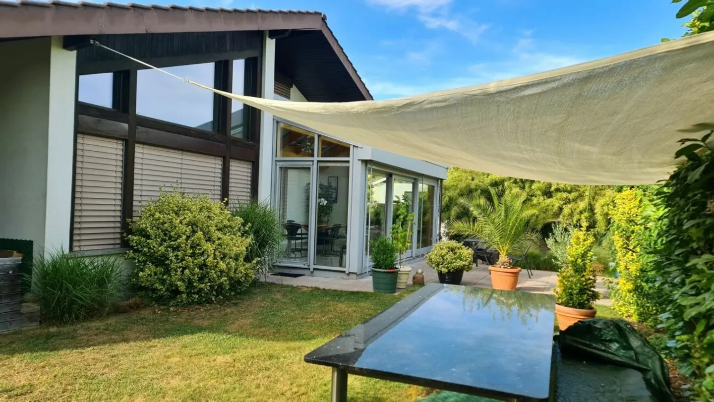Charmante maison individuelle de 6 pièces avec magnifique véranda et un appartement supplémentaire de 2 pièces - Photo 2 sur 13