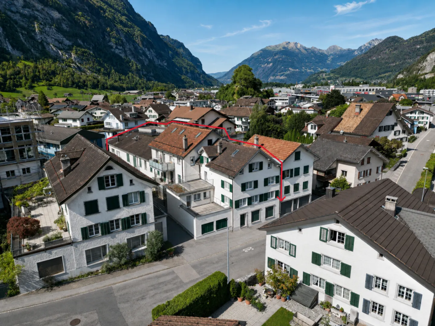 Mehrfamilienhaus mit 8 Wohneinheiten und mehreren Garagen in Netstal GL - Photo 1 of 13