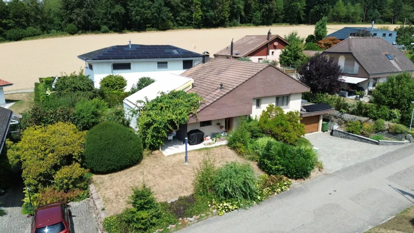 Charming 4.5 Room Single Family House with Lovingly Designed Garden - Photo 2 of 13
