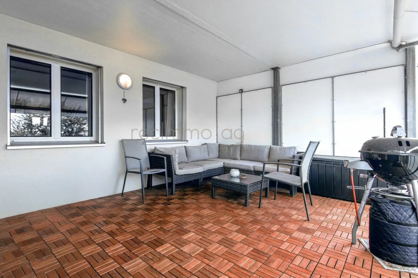Charmant appartement de 4,5 pièces avec grande terrasse, part de jardin et vue dégagée - Photo 11 sur 12