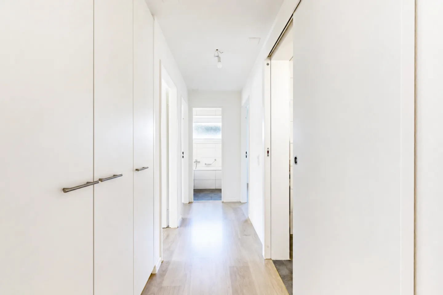 gepflegte 4.5-ZWG mit Balkon, Keller, Estrich, Waschmaschine und Parkplatz - Photo 4 of 13