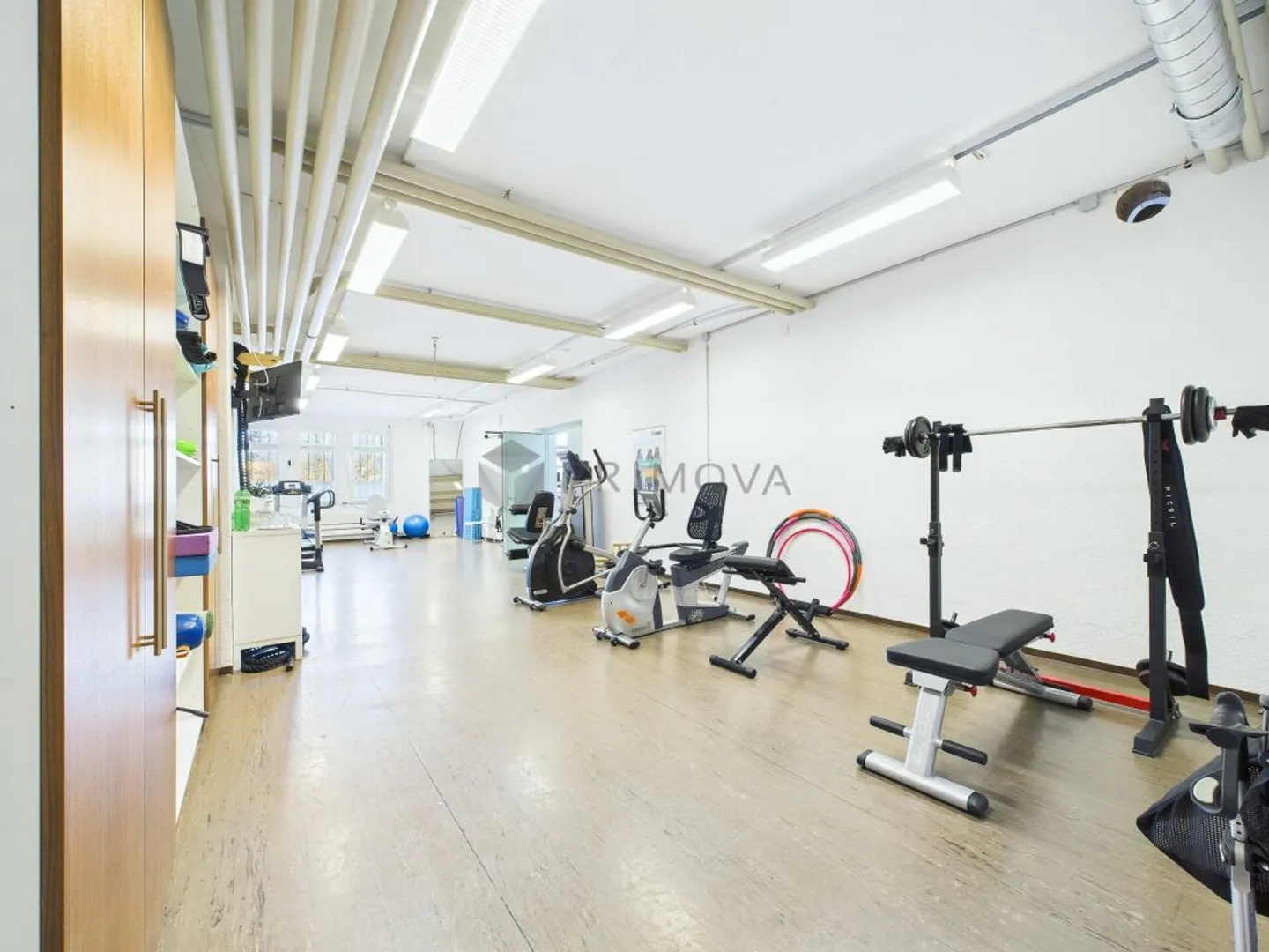 Functional commercial space on the ground floor with parking spaces - Photo 7 of 13