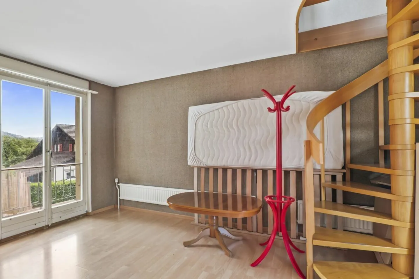 Maison de 3 familles avec grand espace extérieur et potentiel d'investissement à Madiswil - Photo 8 sur 13