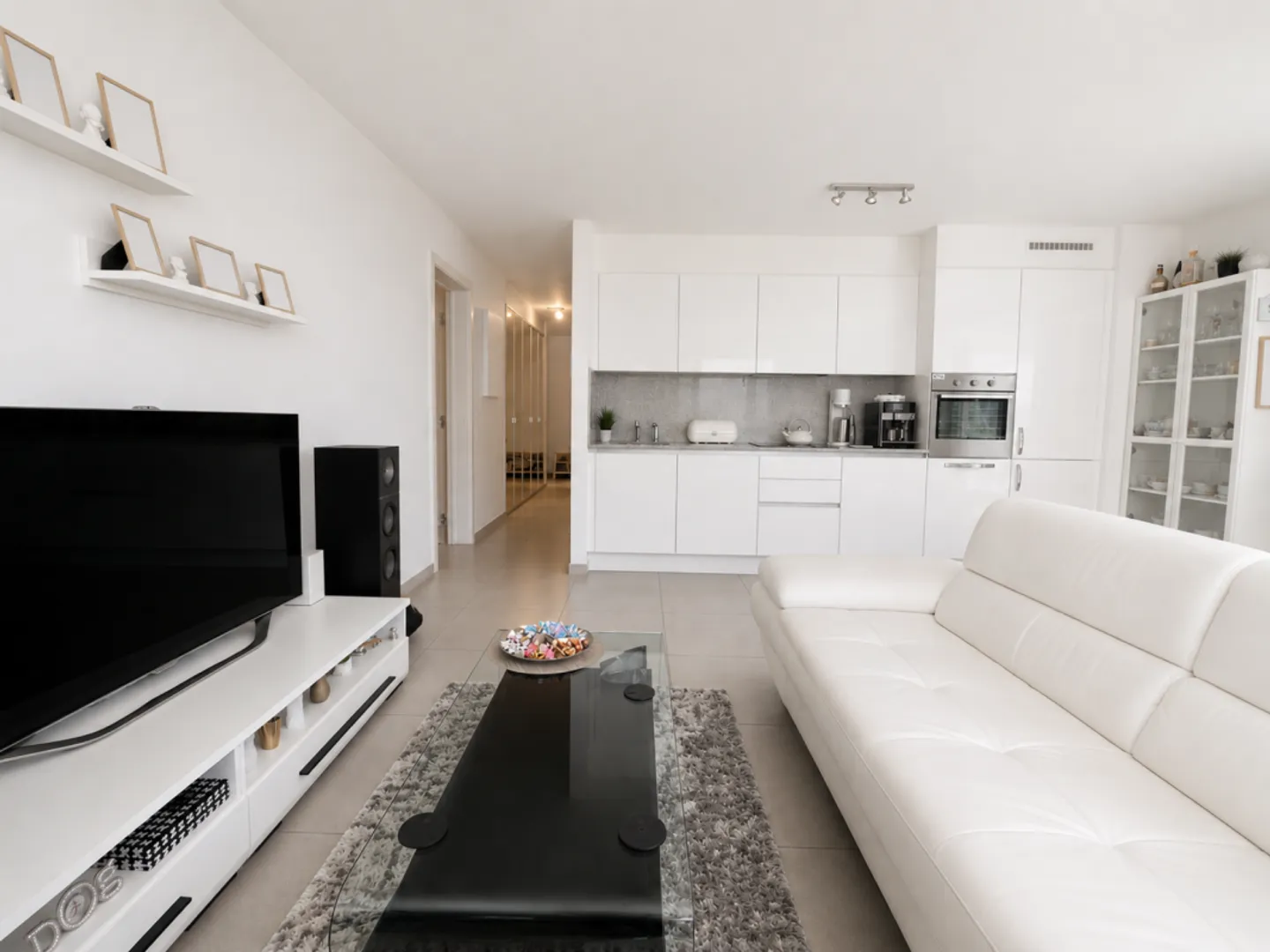 Attractive 4.5-room garden apartment in Manno - spacious living comfort with private garden - Photo 2 of 13