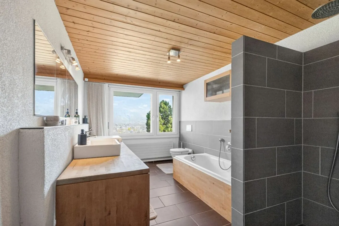 Einfamilienhaus mit Einliegerwohnung an idyllischer Lage mit herrlicher Aussicht - Foto 10 von 12