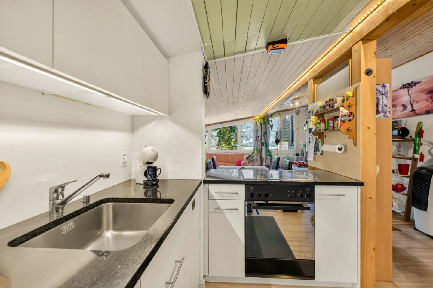Charming 2.5-room attic apartment in a quiet location - Your new home is waiting for you! - Photo 4 of 13