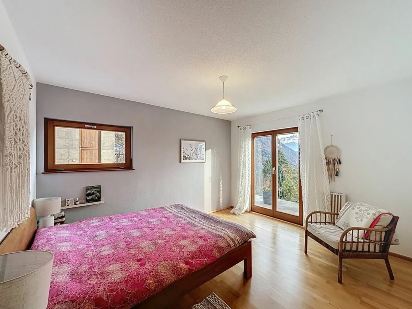 Magnificent architect-designed villa with stunning panoramic views of the plain - Photo 12 of 13