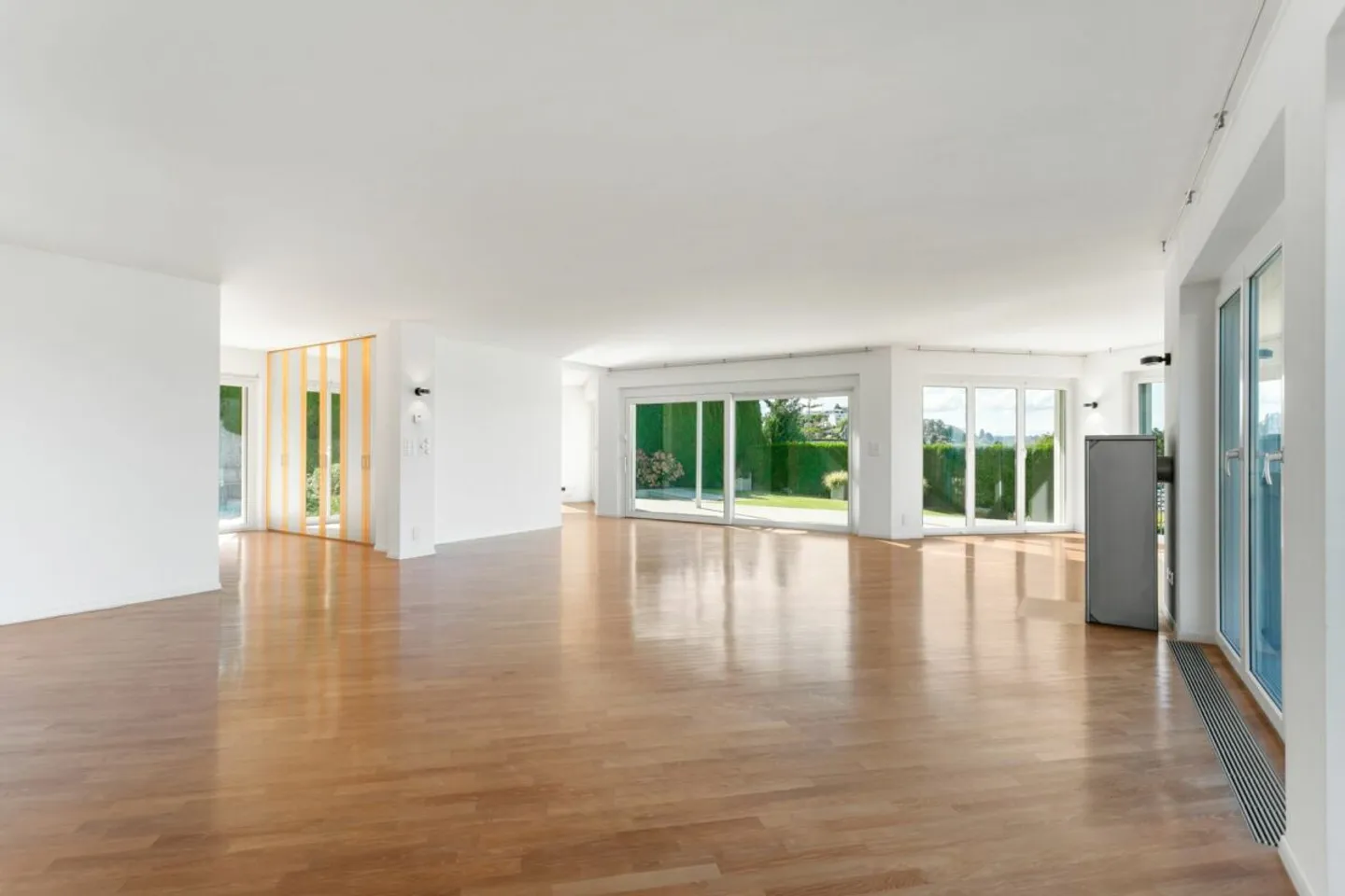 Villa with breathtaking lake view and outdoor pool - Photo 9 of 13