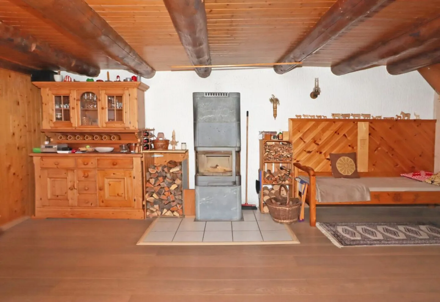Freistehendes Ferienhaus an ruhiger und sonniger Lage in Elm, Gemeinde Glarus Süd - Foto 9 von 13