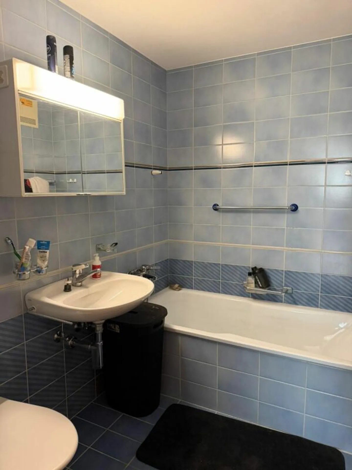 Appartement spacieux de 2,5 pièces avec garage individuel et beaucoup d'espace de rangement - Photo 6 sur 9