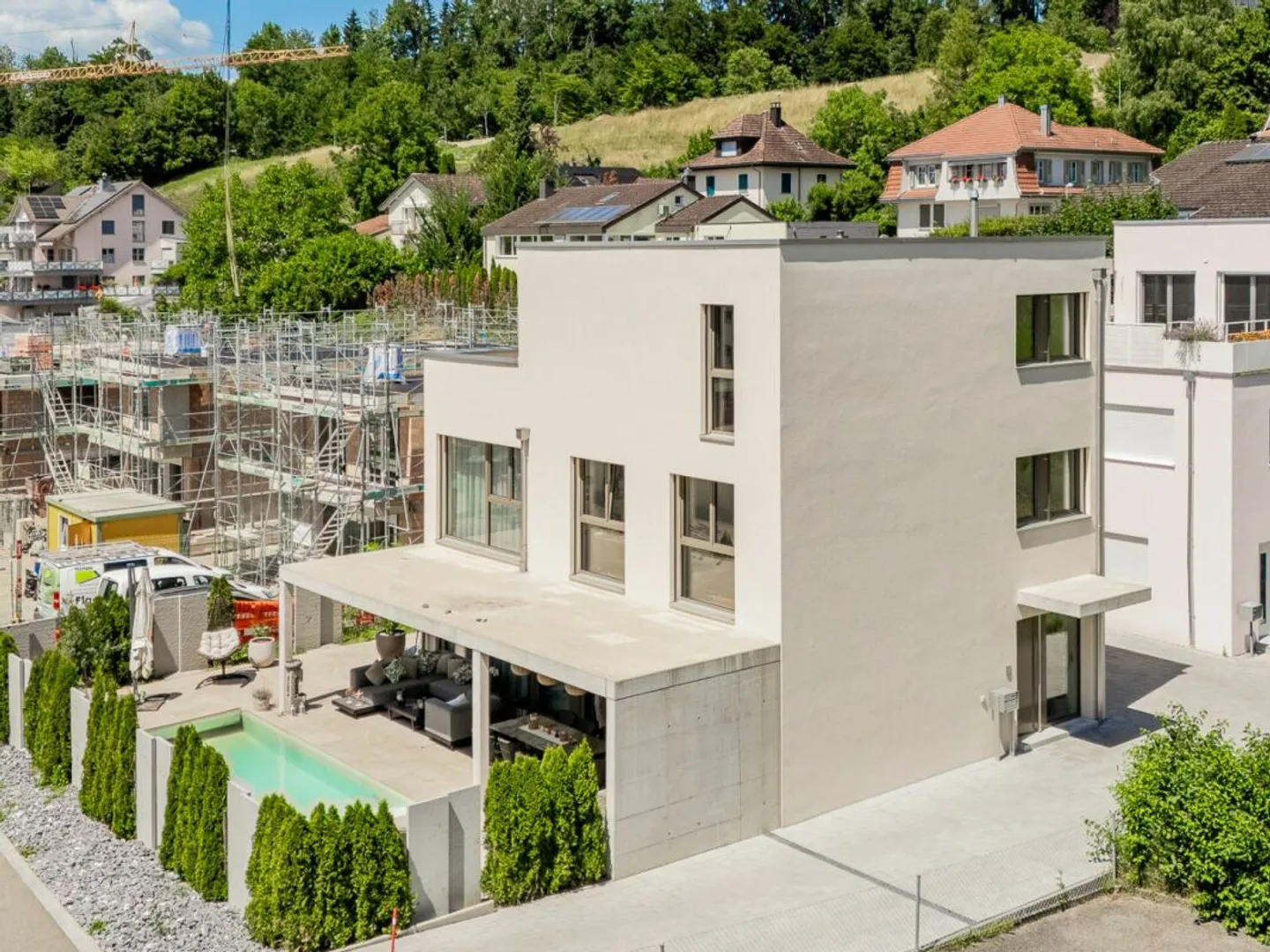 Design trifft Wohnkomfort - 5.5-Zimmer-Einfamilienhaus mit hochwertigem Ausbau und Aussenpool - Foto 3 von 13